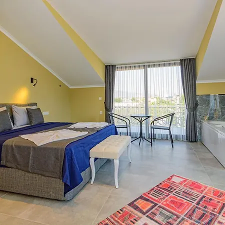 Soeguet 3 - 4 Bedroom With Jacuzzi In Fethiye