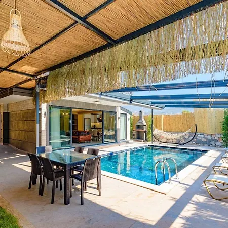 Soeguet 3 - 4 Bedroom With Jacuzzi In Villa Fethiye